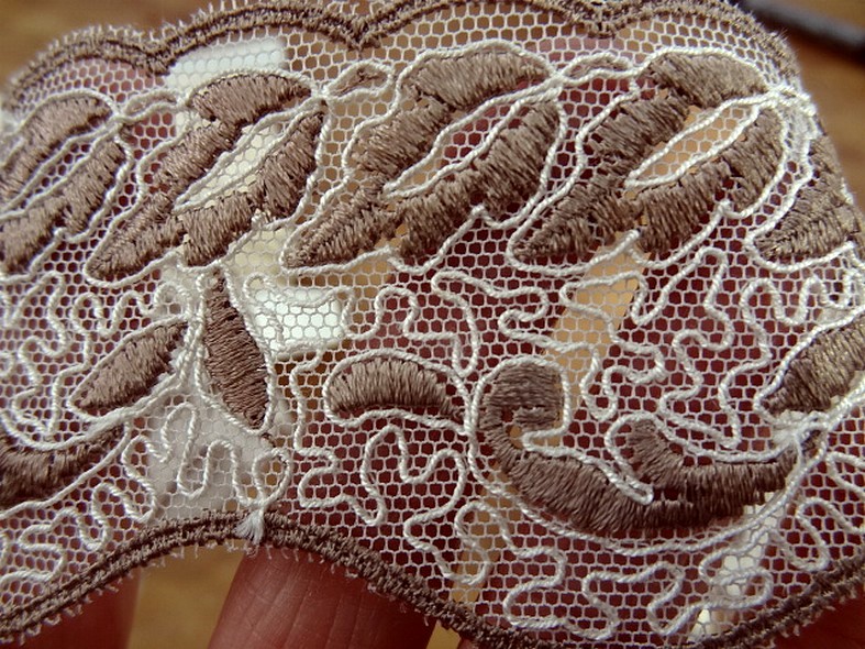 Dentelle ninon broderie marron glace 2