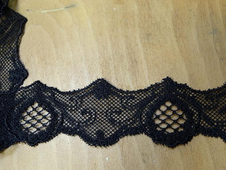 Dentelle noire festonnee 1