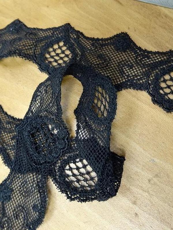 Dentelle noire festonnee 2 