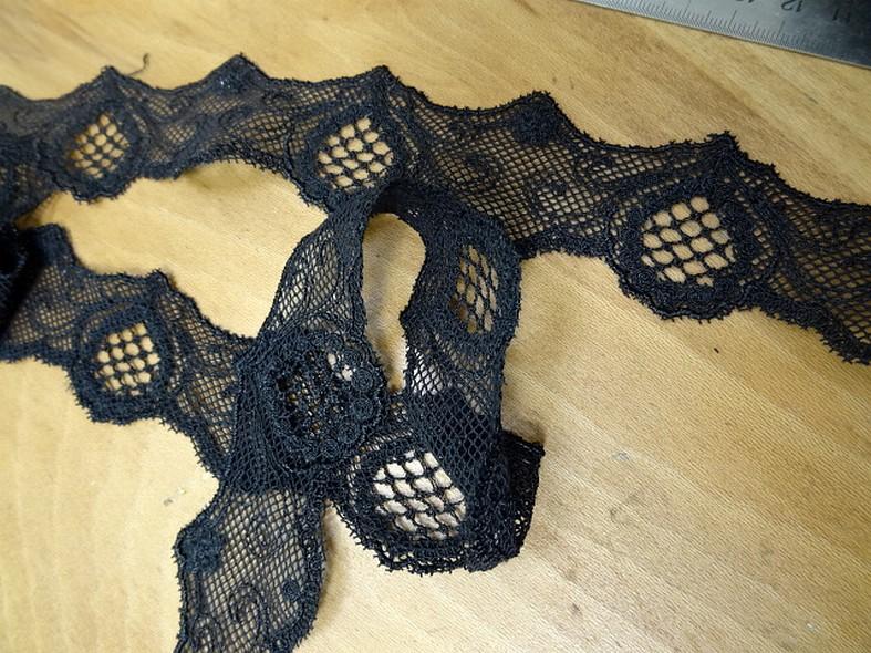 Dentelle noire festonnee 2
