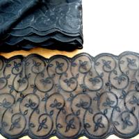 Dentelle noire festonnee et brodee volutes de feuilles 1