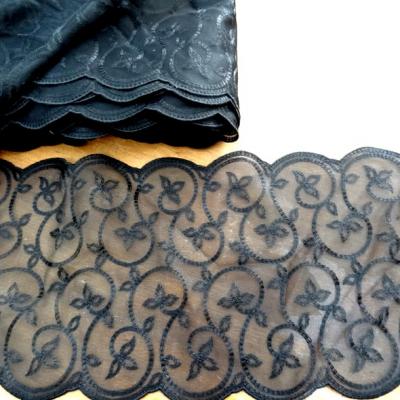 Dentelle noire festonnee et brodee volutes de feuilles 1 