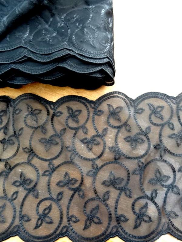 Dentelle noire festonnee et brodee volutes de feuilles 1 