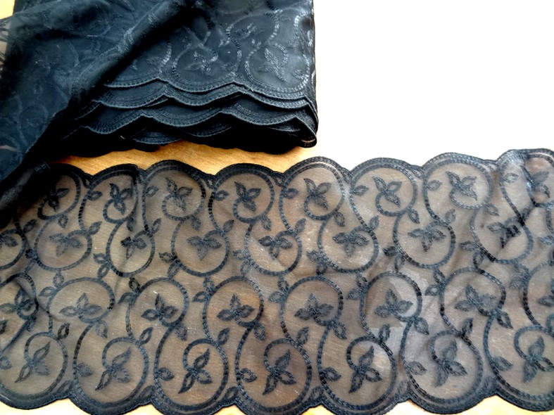 Dentelle noire festonnee et brodee volutes de feuilles 1