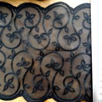Dentelle noire festonnee et brodee volutes de feuilles 2