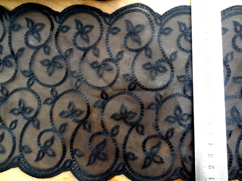 Dentelle noire festonnee et brodee volutes de feuilles 2