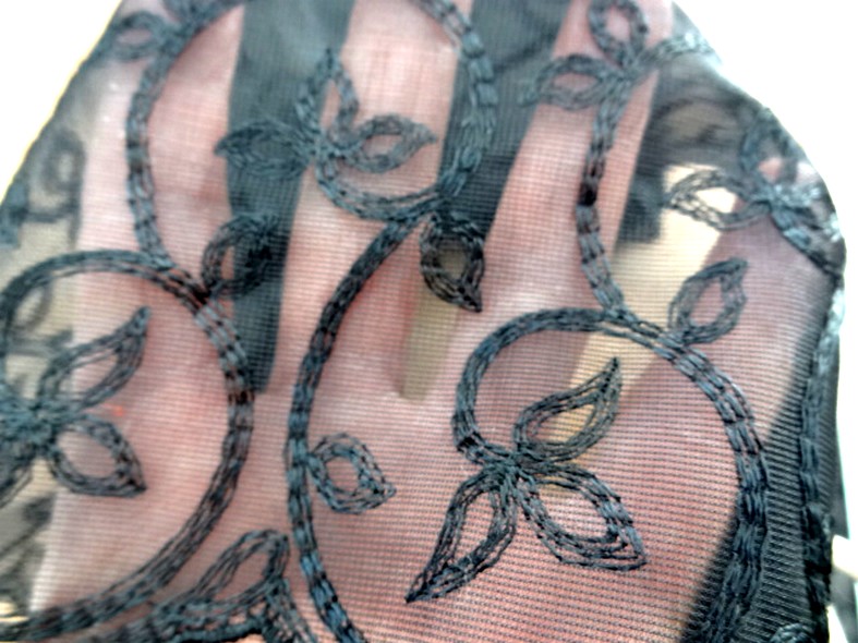 Dentelle noire festonnee et brodee volutes de feuilles 3