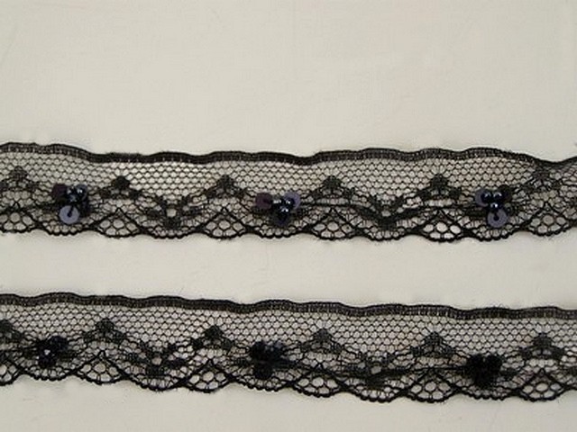 Dentelle noire fine sequins et perles 3