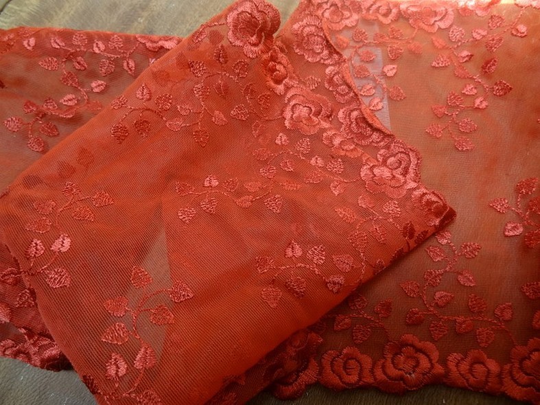 Dentelle resille brodee corail fonce feuillage grimpant 1