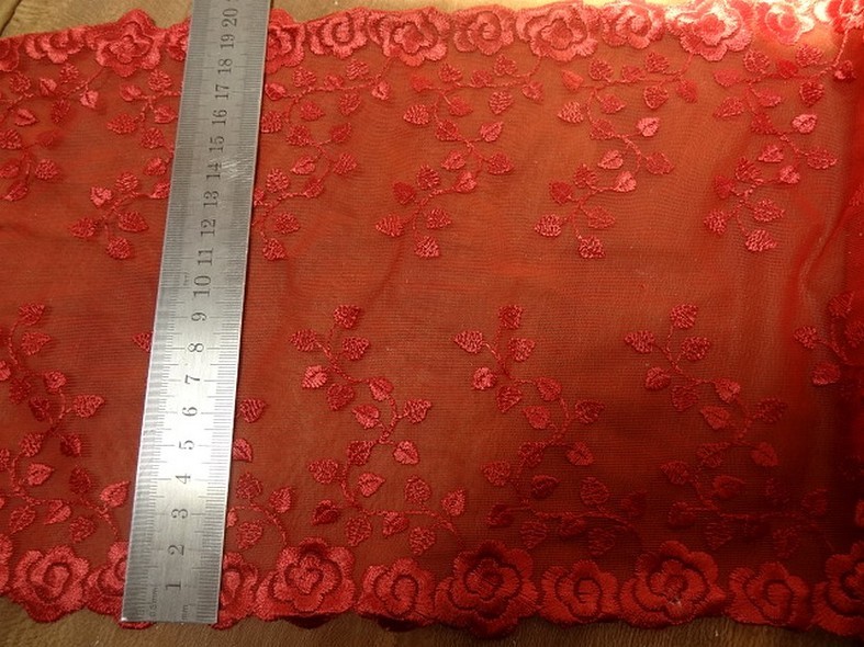 Dentelle resille brodee corail fonce feuillage grimpant 2