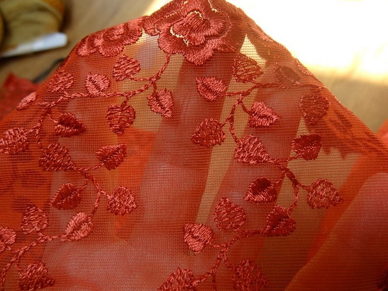 Dentelle resille brodee corail fonce feuillage grimpant 3