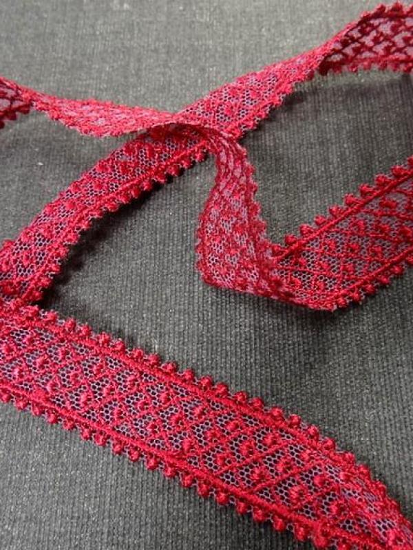 Dentelle resille brodee rose cramoisi 1