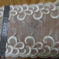 Dentelle resille brodee teinte beurre plumes 2 
