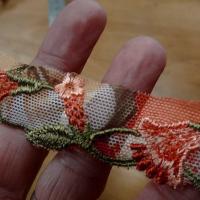 Dentelle resille extensible corail et vert tilleul fleuri 3 
