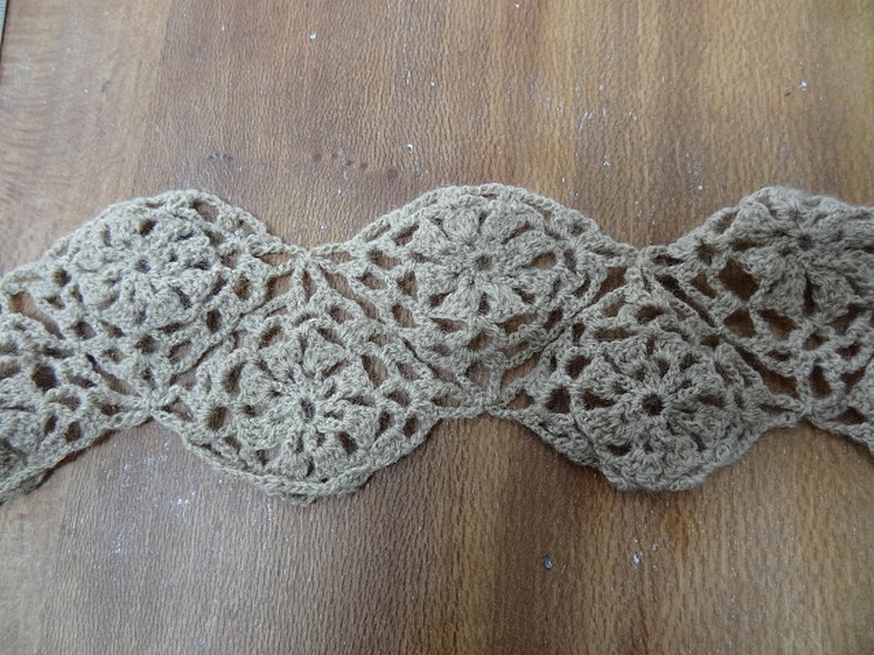 Dentelle tricotee beige fleurs en lainage 1