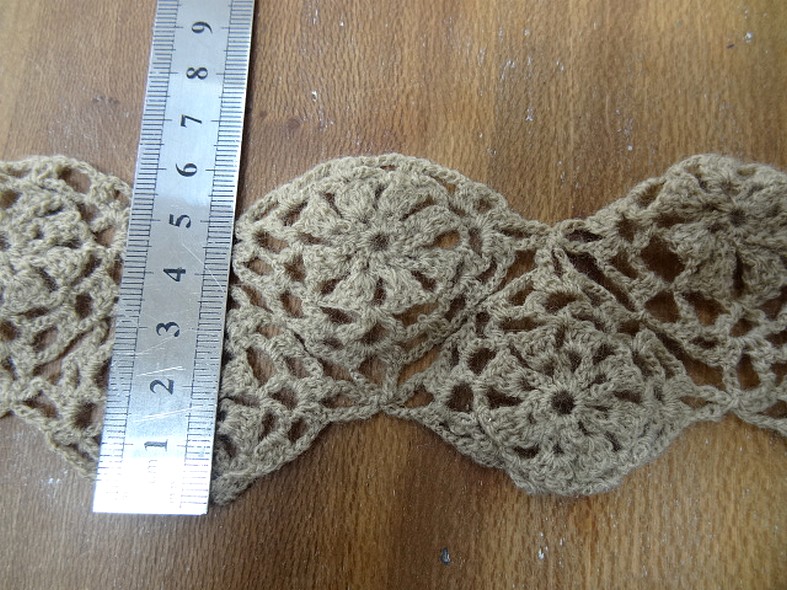 Dentelle tricotee beige fleurs en lainage 2