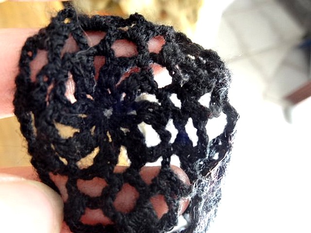 Dentelle tricotee fleurs noires en laine 