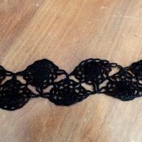 Dentelle tricotee fleurs noires en laine 1