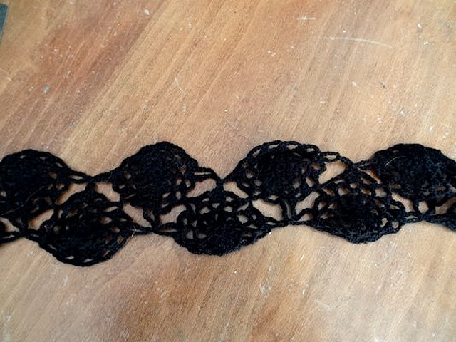 Dentelle tricotee fleurs noires en laine 1