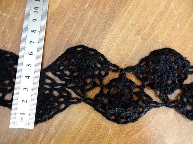Dentelle tricotee fleurs noires en laine 2