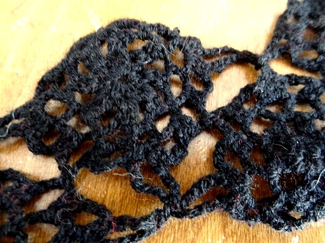 Dentelle tricotee fleurs noires en laine 3 