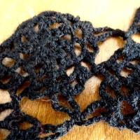 Dentelle tricotee fleurs noires en laine 3