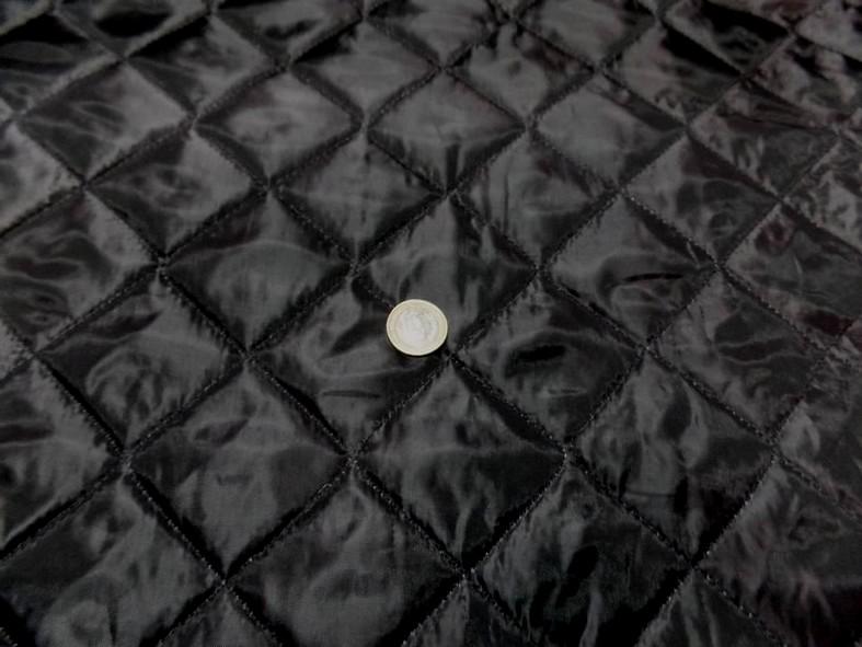 Doublure matelassee polyester noire couture carreaux 3