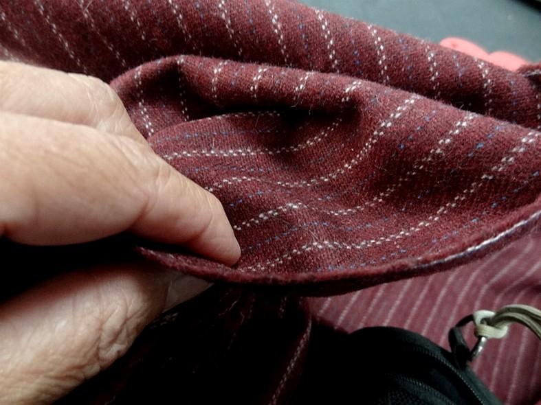 Drap de laine bordeaux fines rayures bleu ciel et blanc casse 4