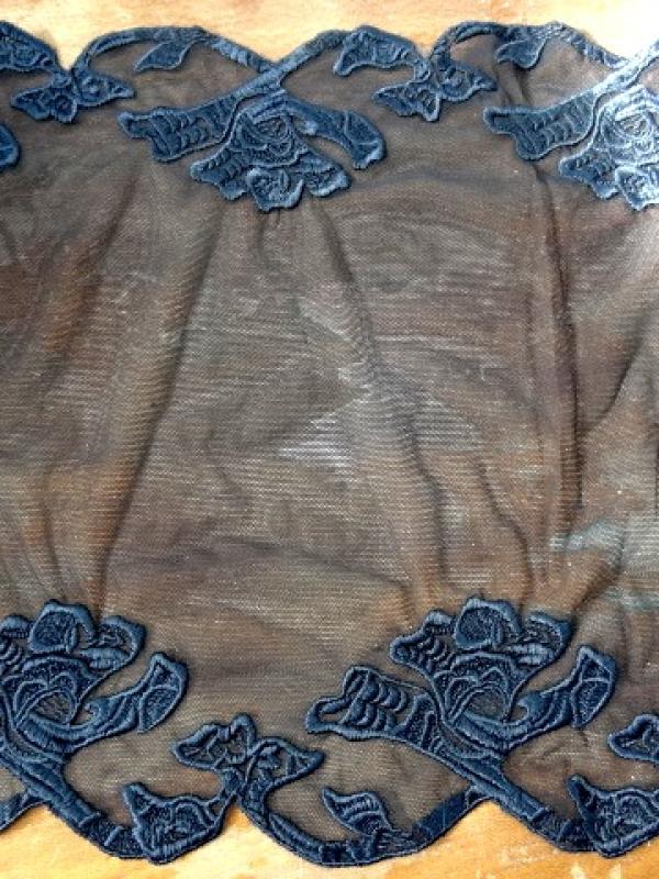 dentelle résille brodée noire fleurs modernes 1