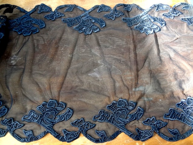 dentelle résille brodée noire fleurs modernes 1