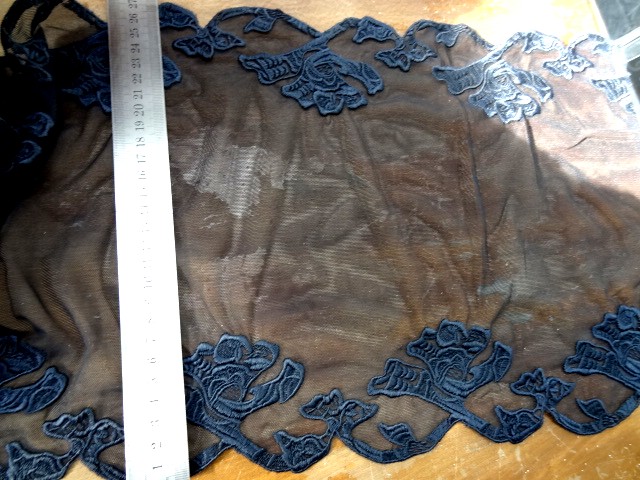 dentelle résille brodée noire fleurs modernes 2