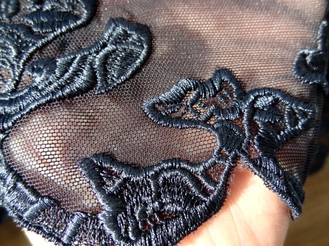 dentelle résille brodée noire fleurs modernes 3