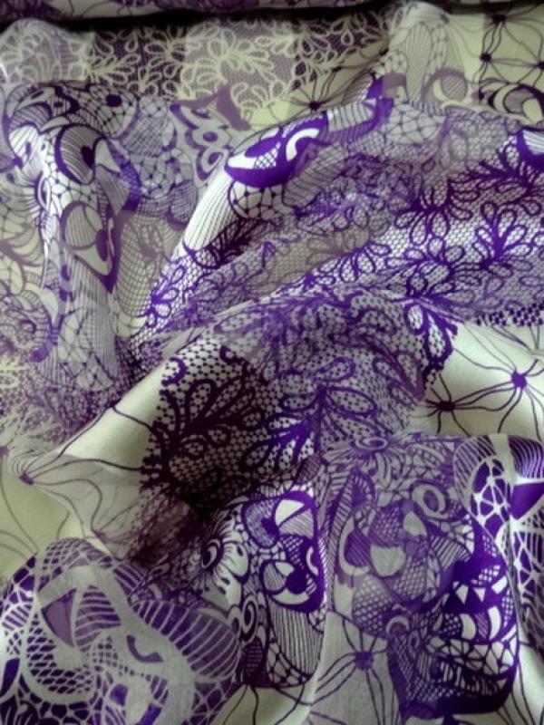 mousseline de soie semi-transparente fleurs vintage blanc et violet 06