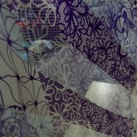 mousseline de soie semi-transparente fleurs vintage blanc et violet 01