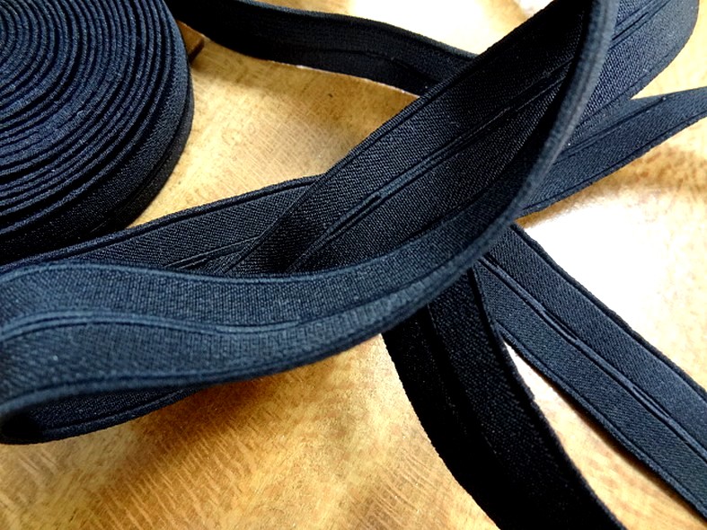 Elastique boutonniere noire 20 mm 1