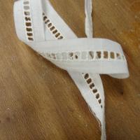 Entre deux echelle en broderie anglaise teinte blanc casse 