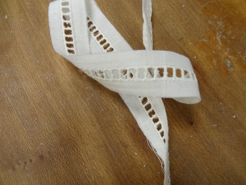 Entre deux echelle en broderie anglaise teinte blanc casse