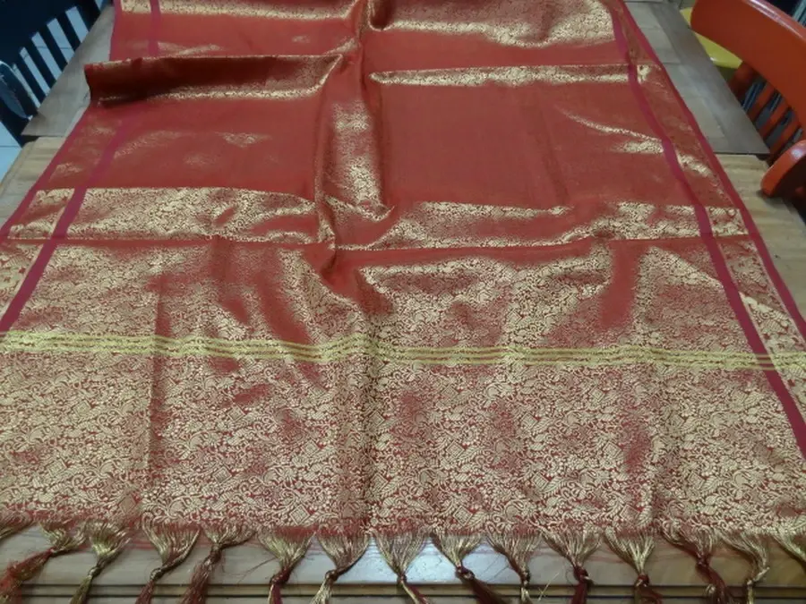 Etole indienne bordeaux et or a pompons 2