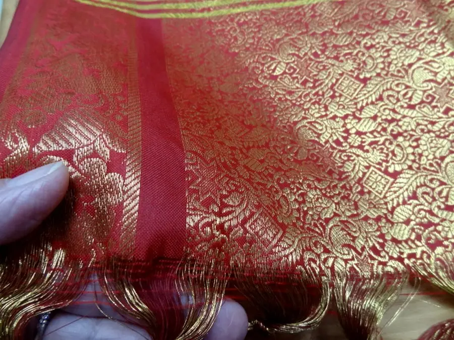 Etole indienne bordeaux et or a pompons 3