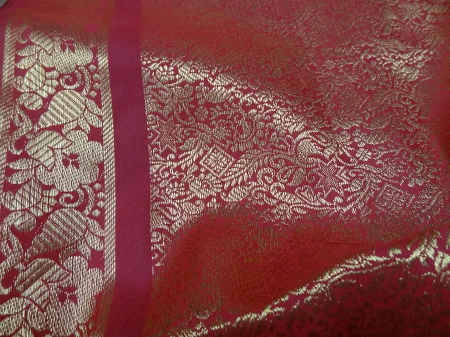 Etole indienne bordeaux et or a pompons 4