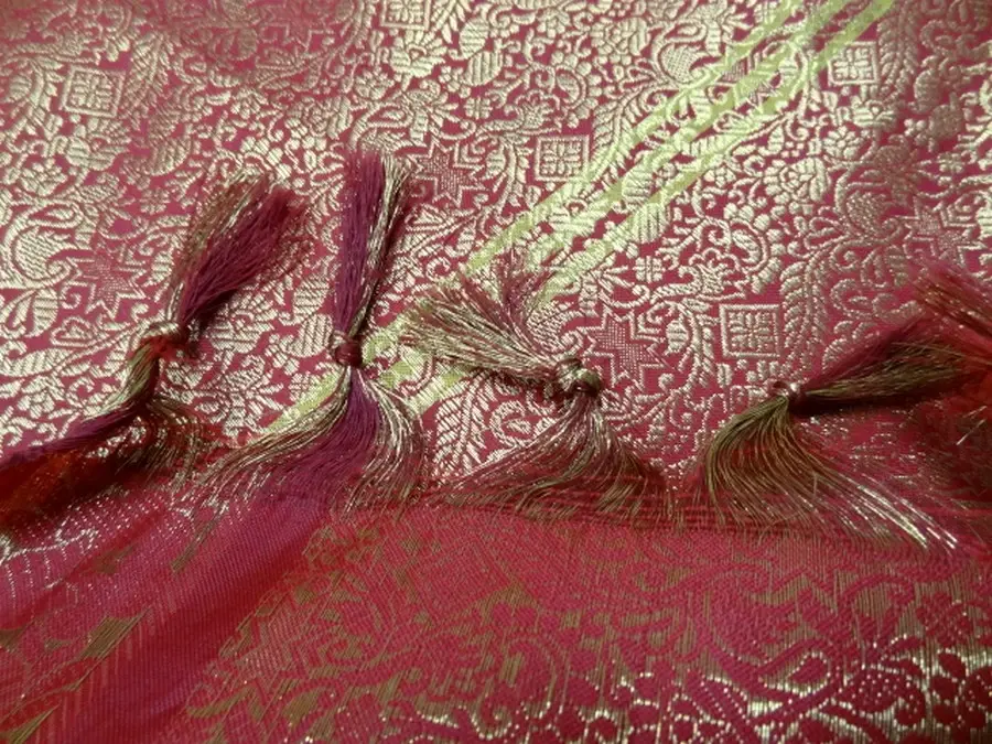 Etole indienne bordeaux et or a pompons 5