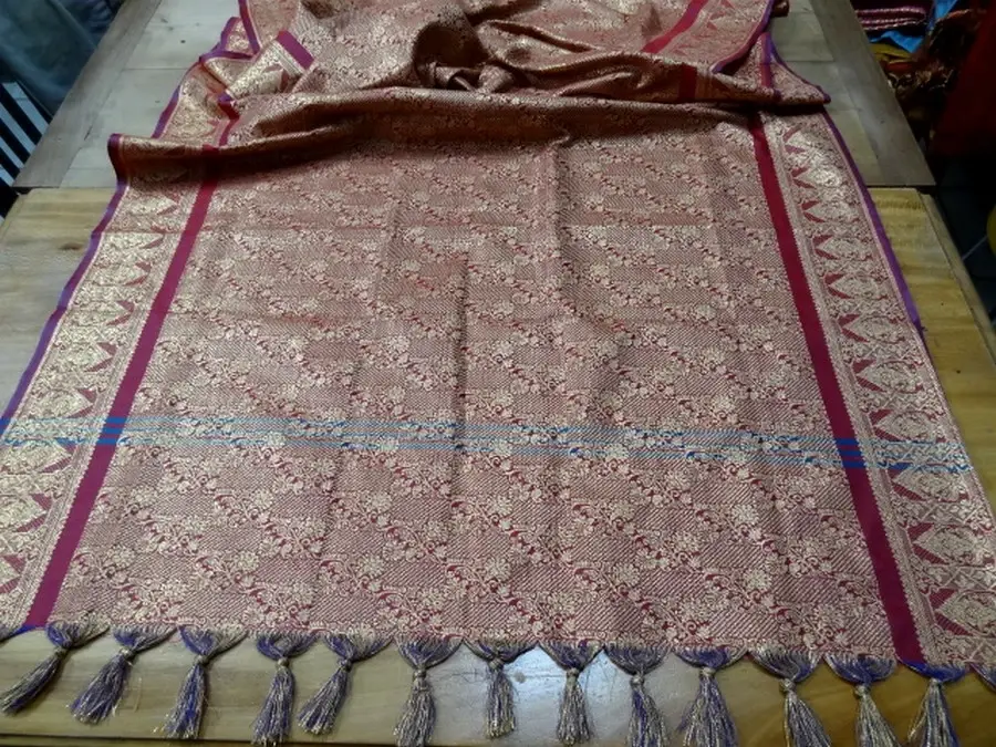 Etole indienne bordeaux lie de vin et or a pompons 2 1