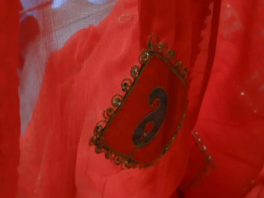 Etole indienne en voile rouge vermillon et or 1