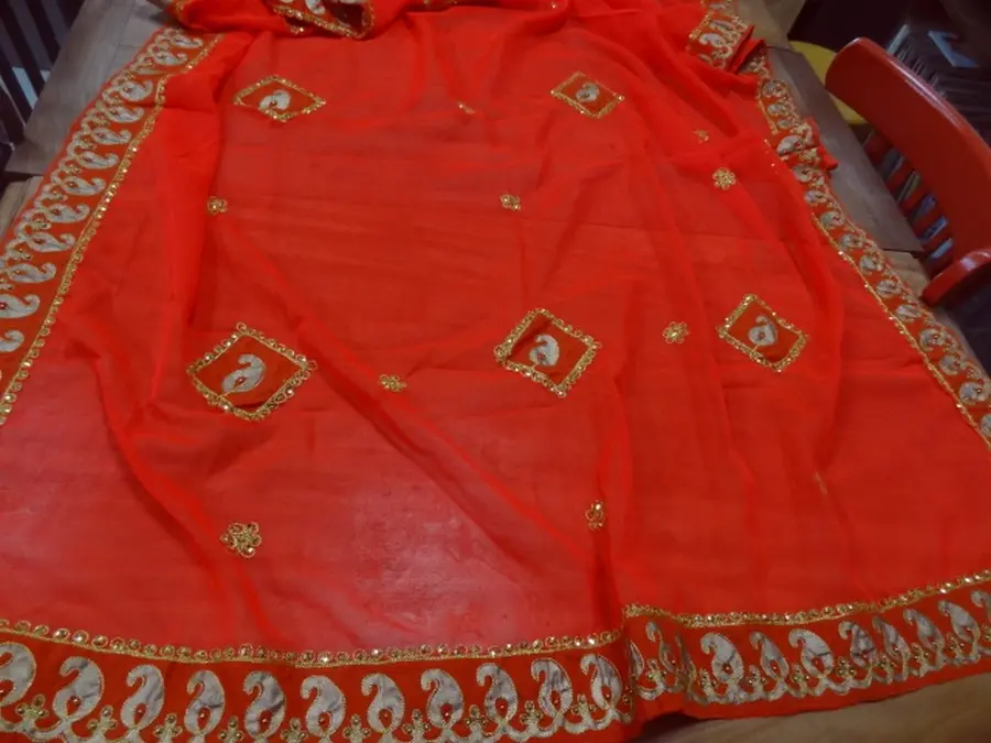 Etole indienne en voile rouge vermillon et or 2