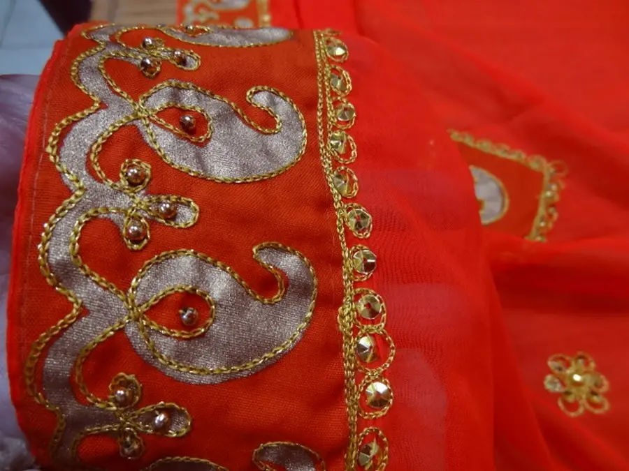 Etole indienne en voile rouge vermillon et or 3