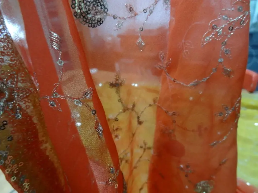 Etole indienne en voile tie and dye corail et olive avec broderies sequins argents 1