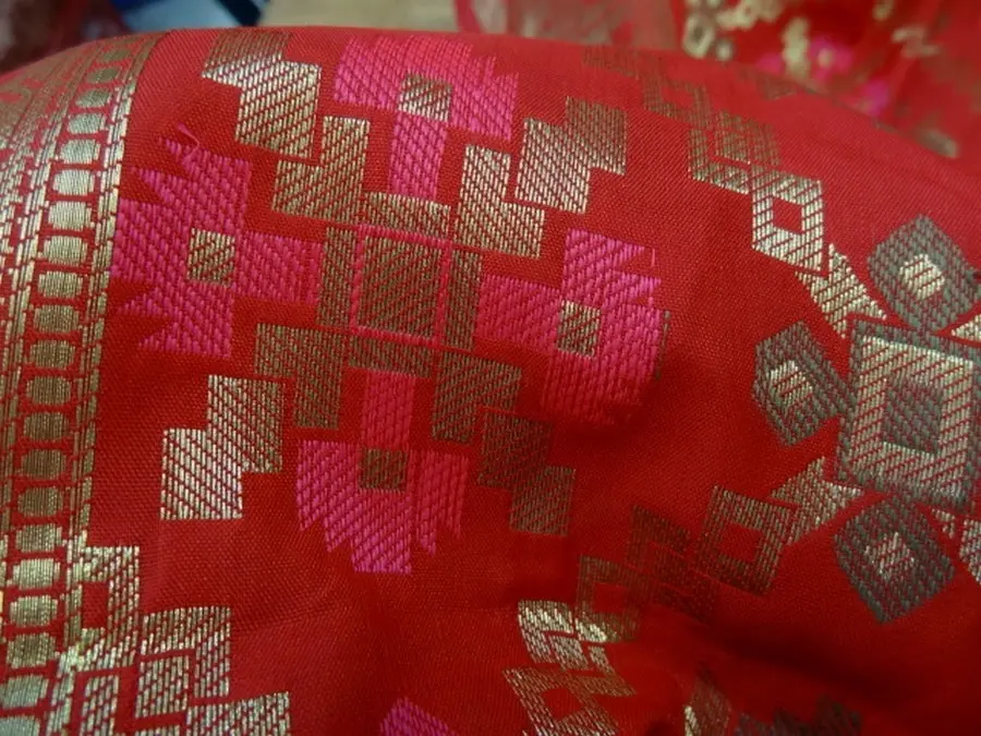 Etole indienne rouge profond fuchsia et or a pompons 1