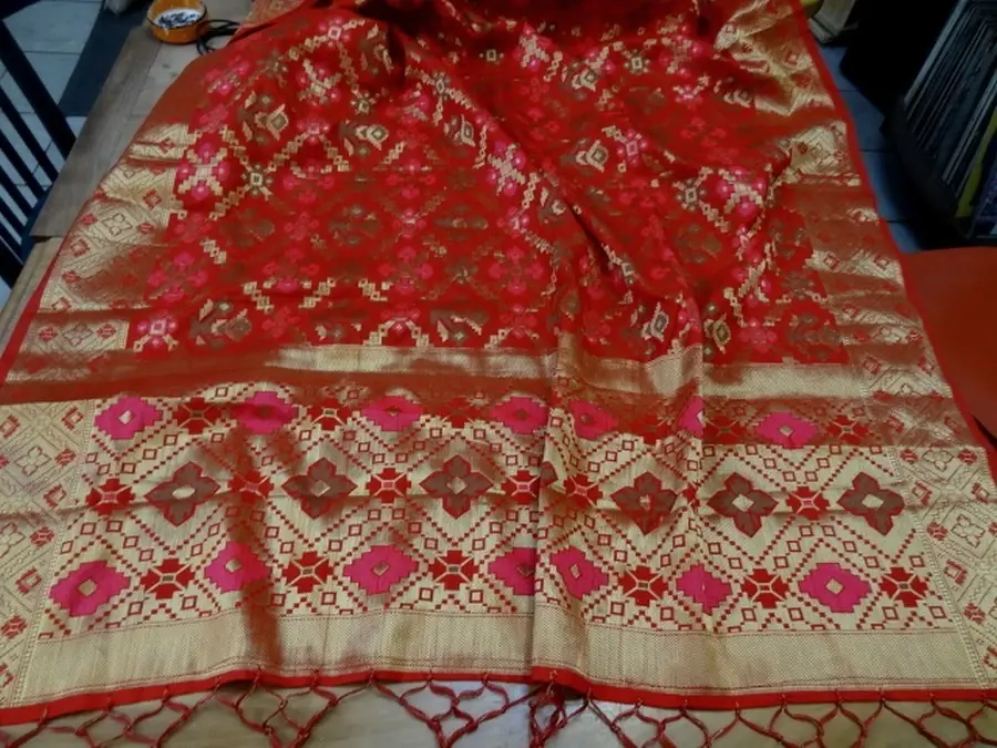 Etole indienne rouge profond fuchsia et or a pompons 2