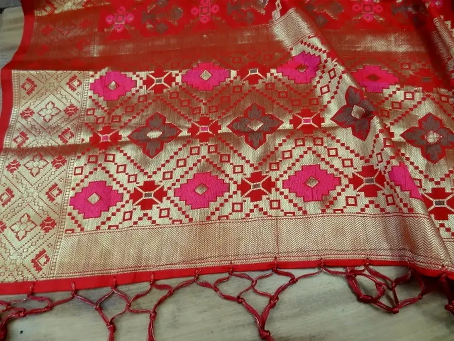 Etole indienne rouge profond fuchsia et or a pompons 3