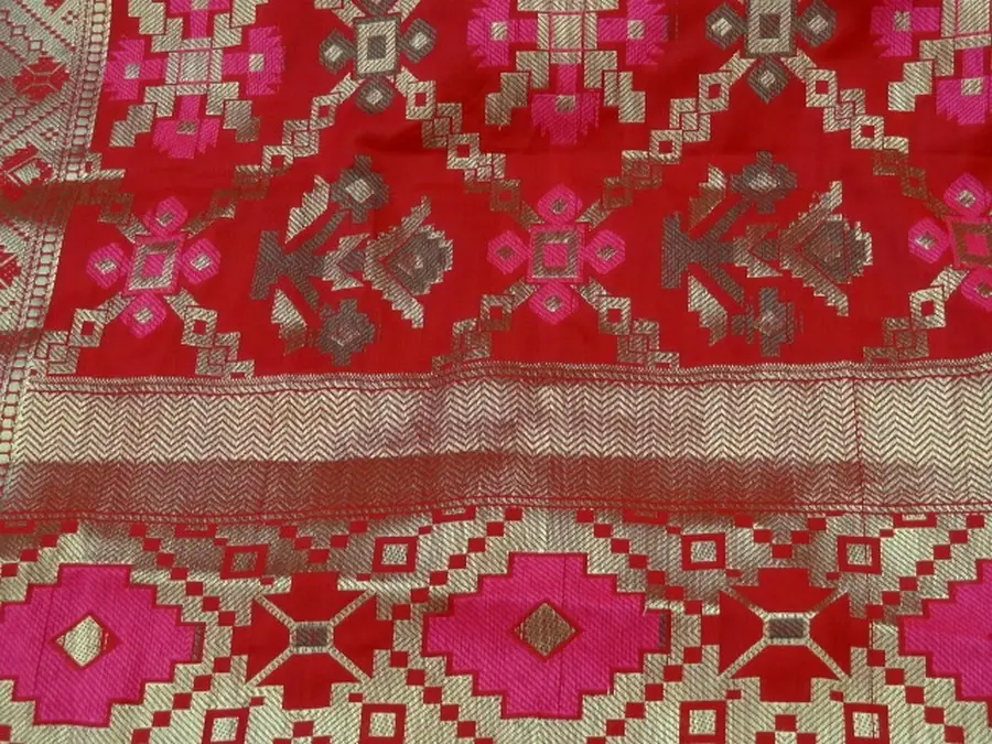 Etole indienne rouge profond fuchsia et or a pompons 4